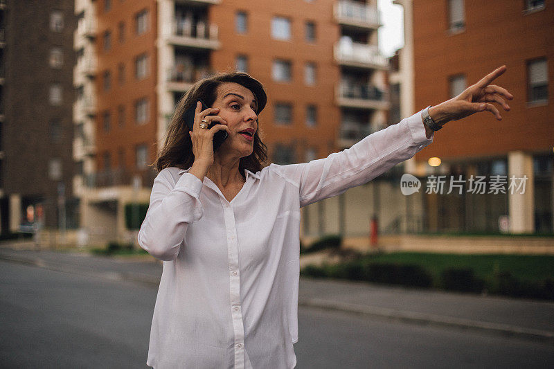 一个成熟的女人打了辆出租车，还在讲电话