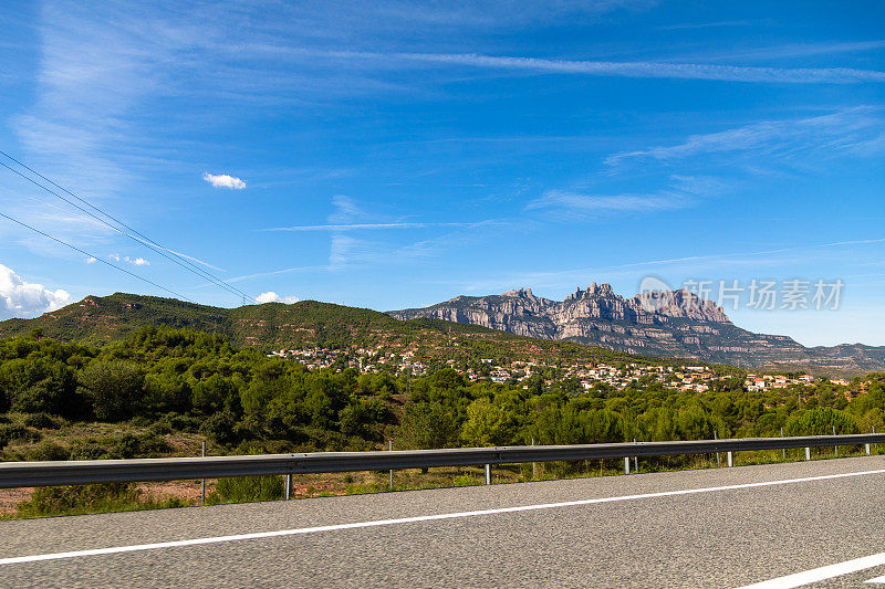 从西班牙加泰罗尼亚高速公路上看蒙特塞拉特山