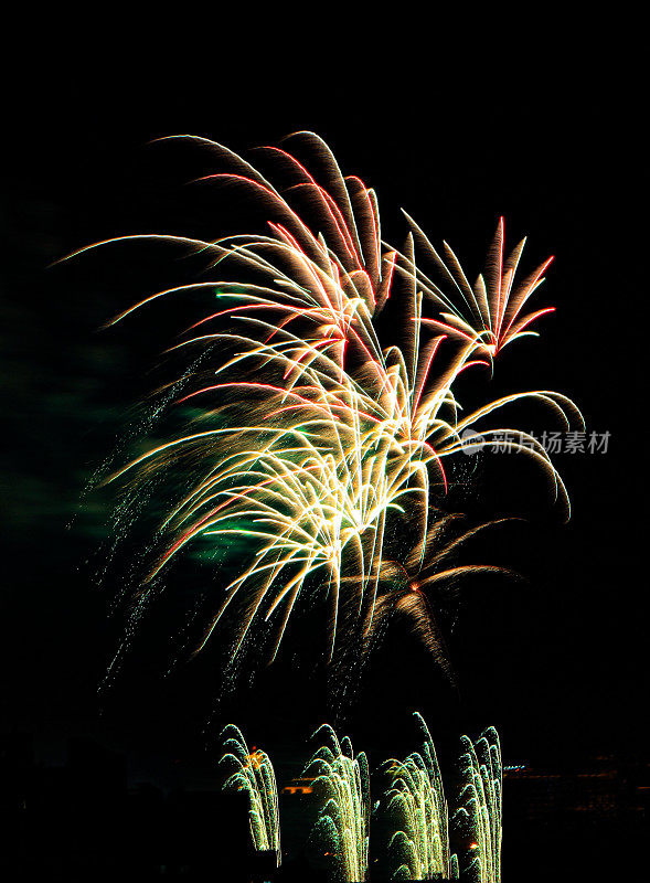 夜空焰火表演，庆祝新年的到来