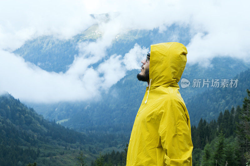 黄色雨衣的人