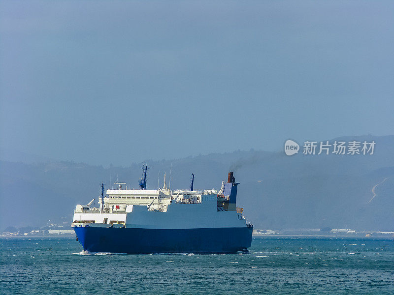 一艘船从新西兰惠灵顿港起航