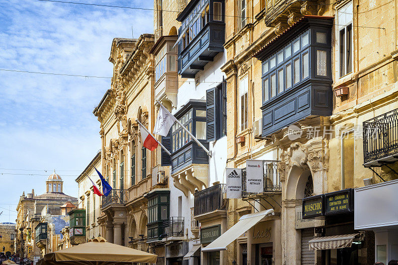 欧洲马耳他瓦莱塔商人街的殖民式廉价公寓建筑