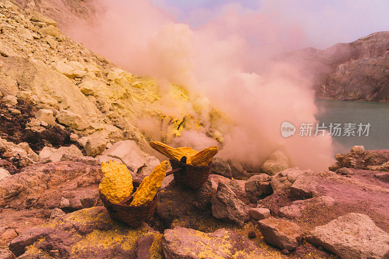 色彩斑斓的日出在美丽的火山口湖，火山和硫磺蒸汽在伊真，东爪哇，印度尼西亚