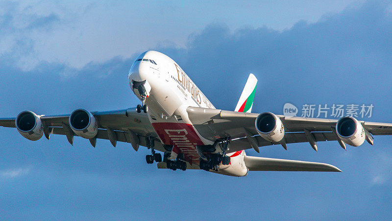 阿联酋航空公司的空客A380从苏黎世机场起飞