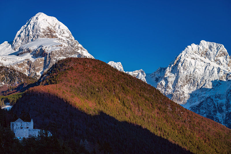 冬季美丽的曼加特和雅洛维奇山在朱利安阿尔卑斯山，Primorska，斯洛文尼亚，欧洲