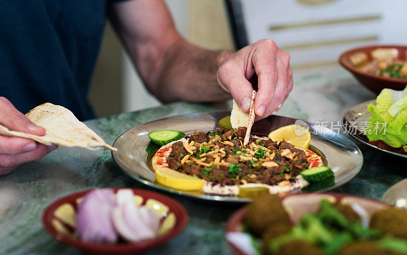 鹰嘴豆泥配肉和阿拉伯食物的人