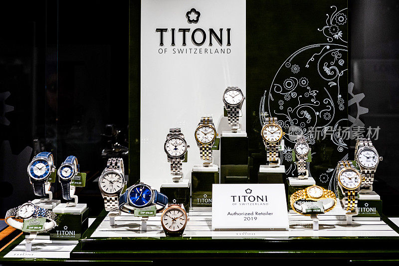 梅花牌手表。Titoni豪华手表展柜出售