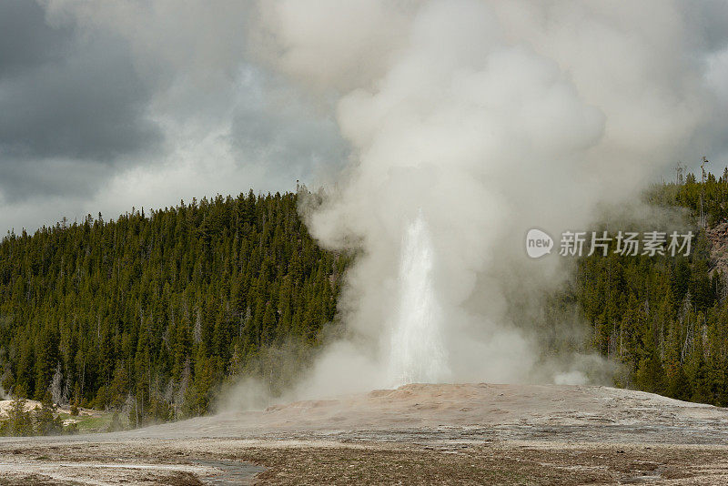 美国怀俄明州黄石国家公园的老忠实间歇泉喷发