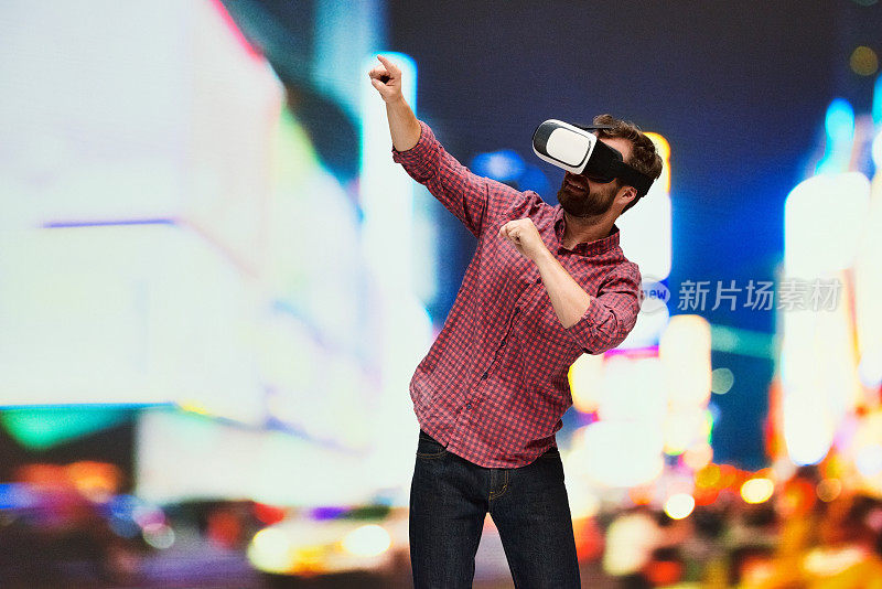 白人男性在散焦背景前使用虚拟现实模拟器