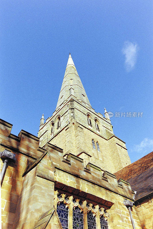 圣阿尔菲奇教堂，索利哈尔，是西米德兰兹郡索利哈尔的英格兰教堂的一个教区教堂——拍摄于电影中