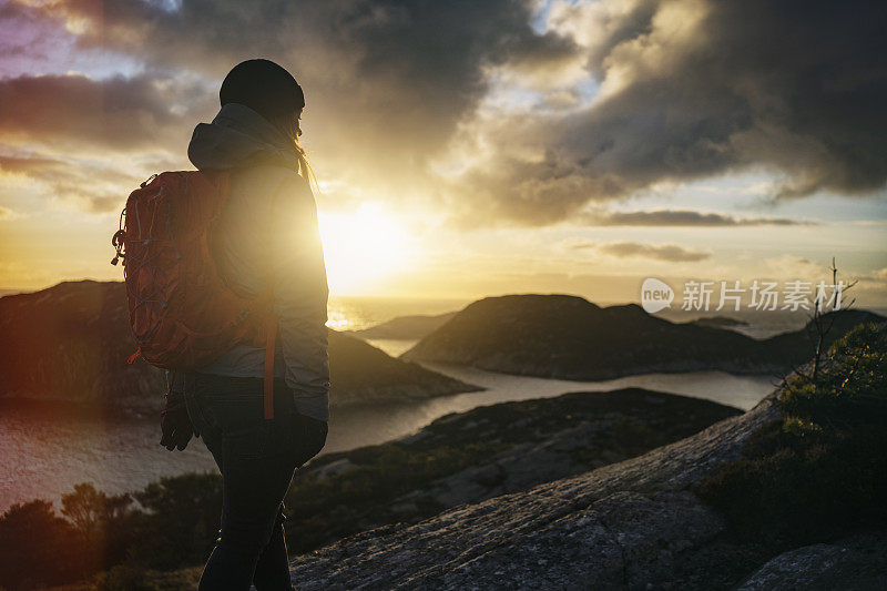 女性户外探险:在挪威徒步旅行，在峡湾边的山上