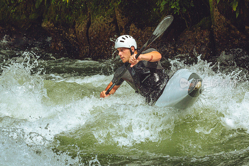 皮划艇激流回旋运动员在河上训练