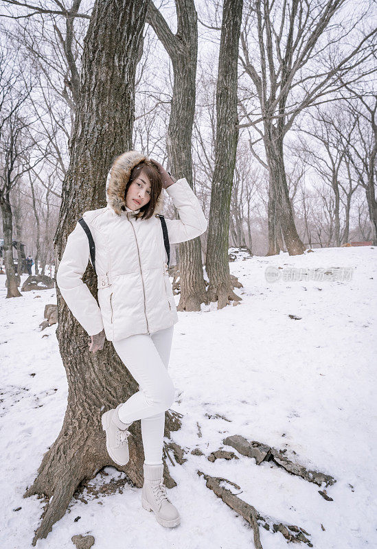 年轻的女游客在日本玩雪玩得很开心