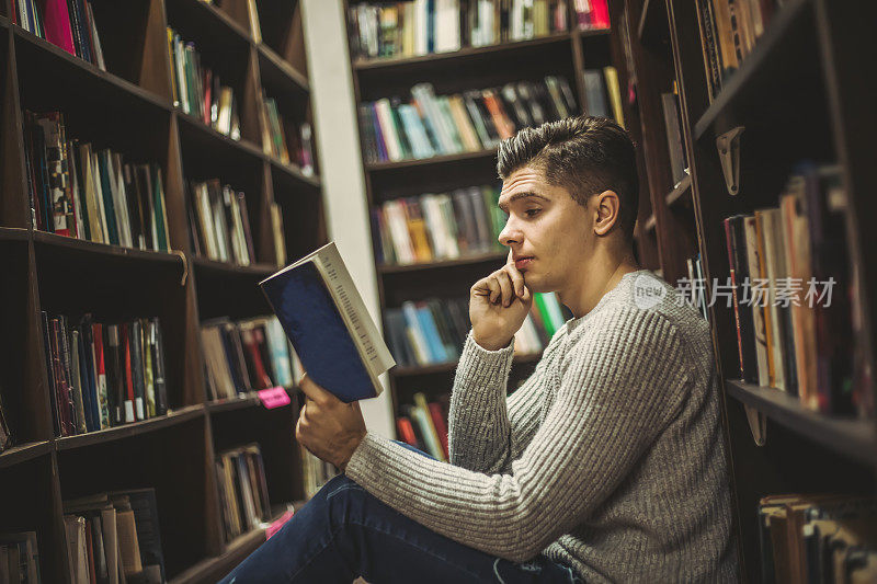 学生在图书馆里搜寻文献