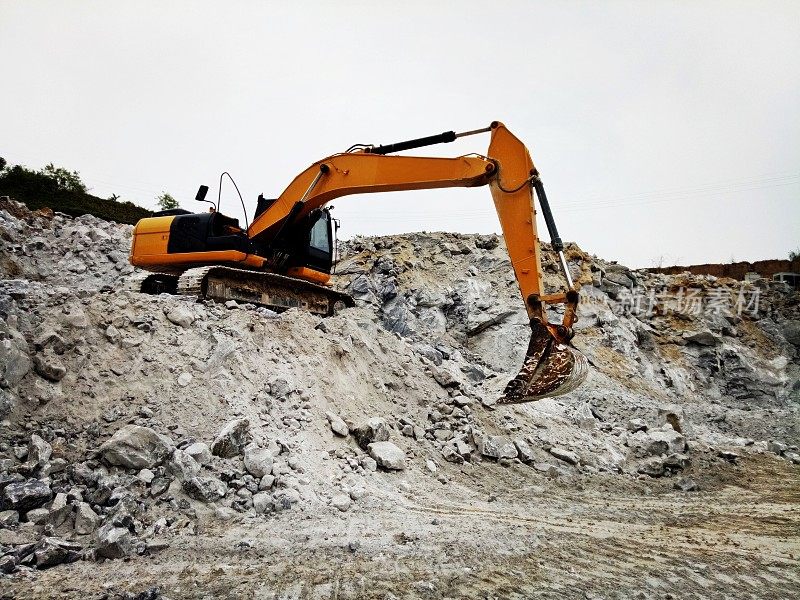 挖掘机正在矿上挖掘石膏矿