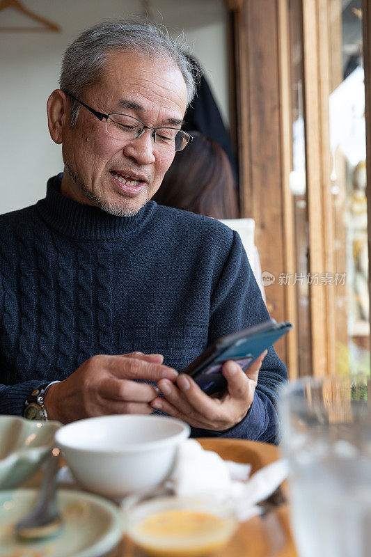 日本男子饭后使用智能手机