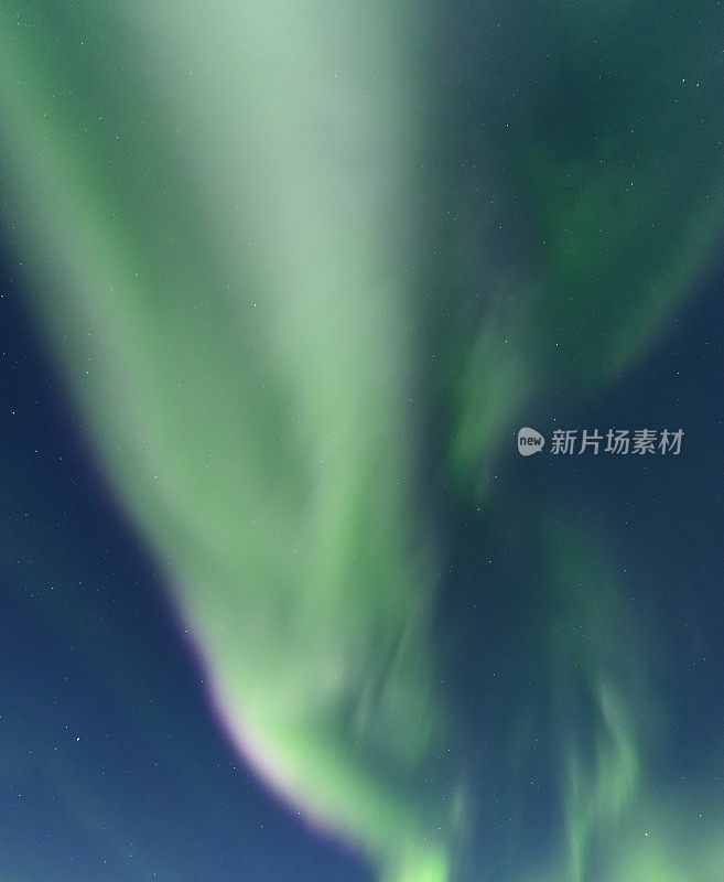 北极光挪威北部夜空中的北极光，背景是繁星点点的天空