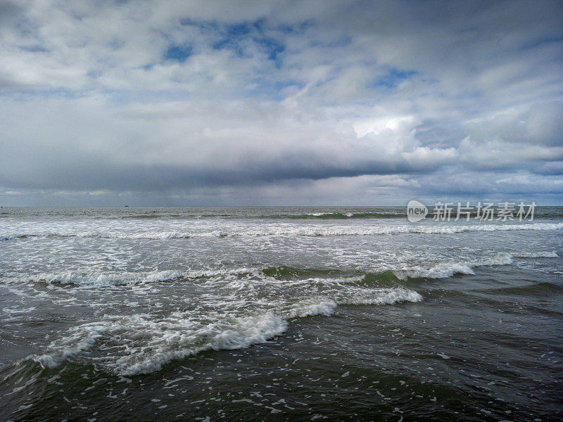 海浪沿荷兰海岸到达海岸的鸟瞰图