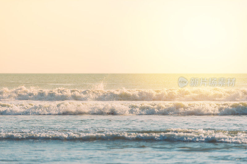 宽镜头美丽的风景日落热带海滩海在泰国南部亚洲