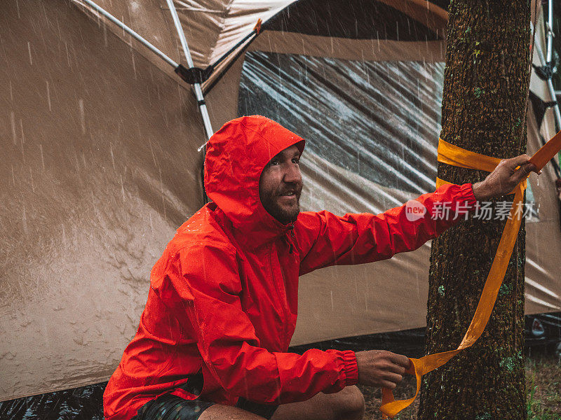 一名男子在露营时遭遇暴风雨