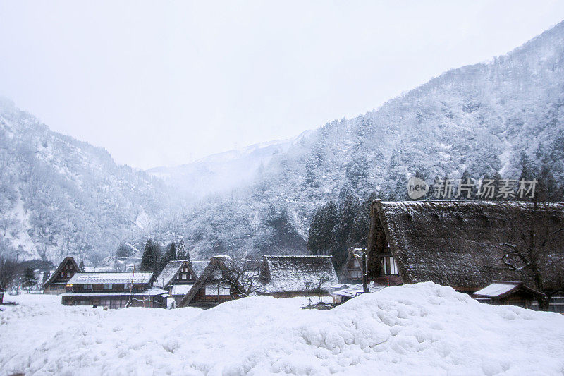 日本古老的传统房屋和雪山