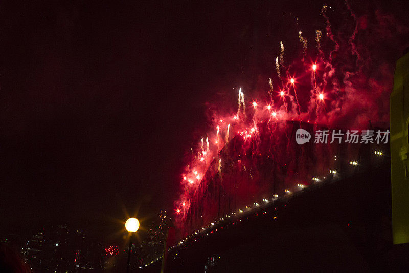 悉尼海港大桥在2020年新年前夜的烟花欢迎秀上