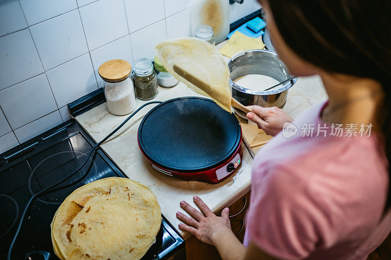 女人做煎饼