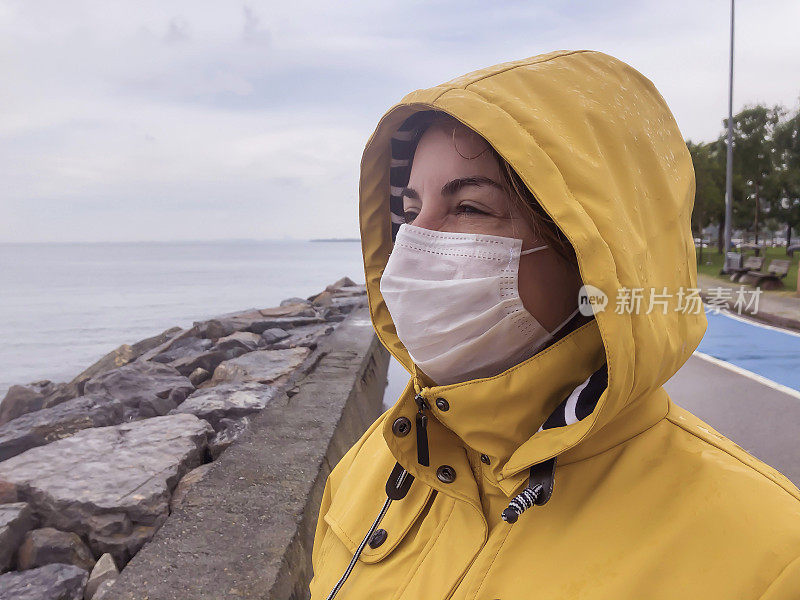 雨天妇女戴的防护面罩。