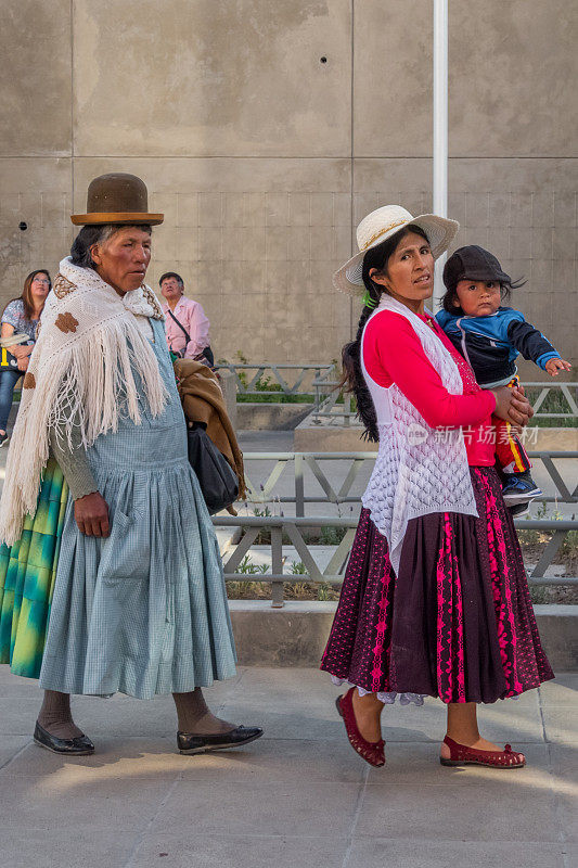 人们去玻利维亚拉巴斯的索道
