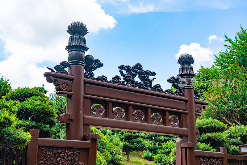 智莲庵是位于香港九龙钻石山的大型佛教寺院建筑群。