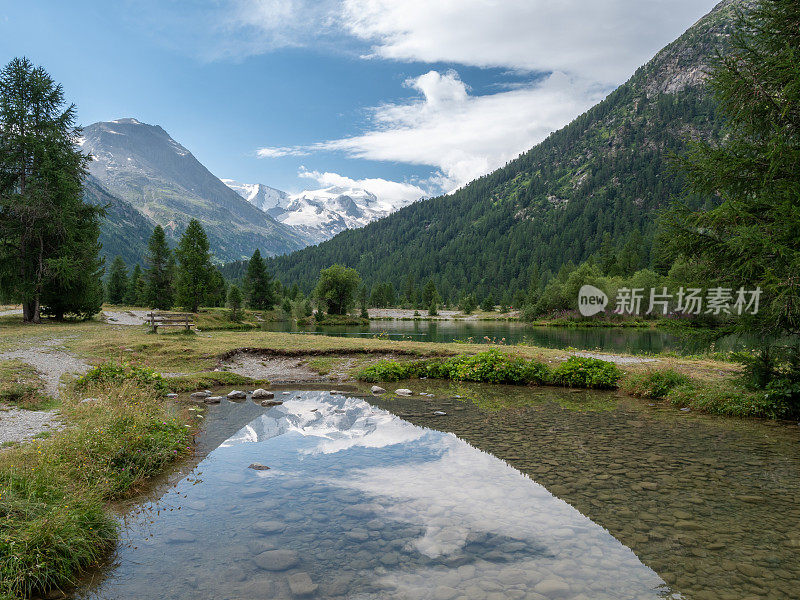 Morteratsch冰川和高山湖泊的反射