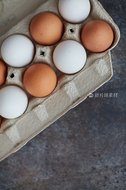 硬纸板鸡蛋箱里的棕色和白色鸡蛋的静物图像