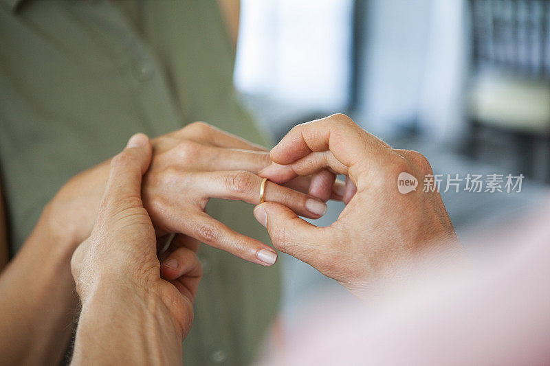 男人把戒指戴在女人手指上