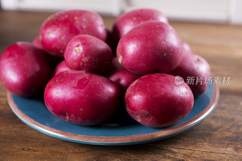 新鲜的红色新土豆背景使用。