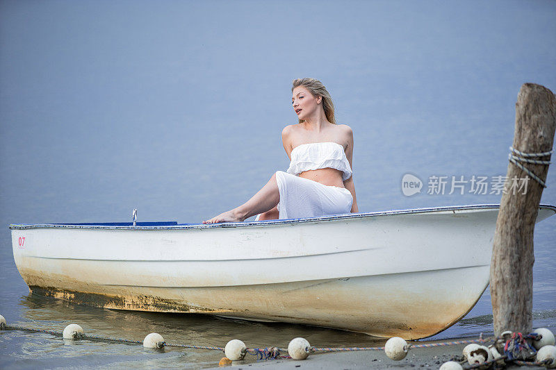 女人度假玩在海滩库存照片