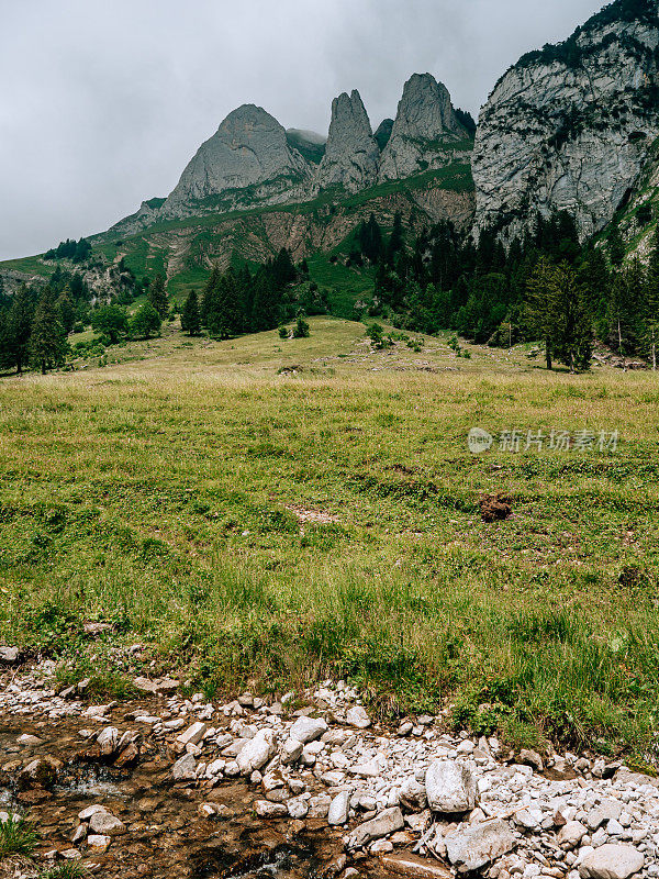 阿尔卑斯山脉的山峰