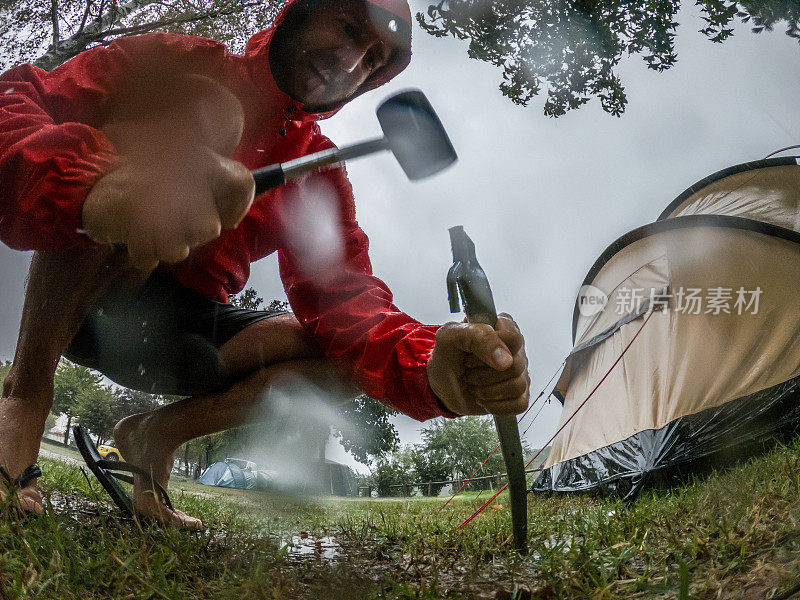 一名男子在露营时遭遇暴风雨