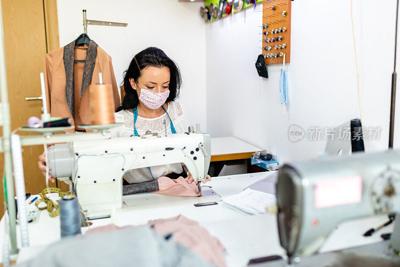 勤奋的女裁缝重新开设发型设计工作室，并开始工作，同时遵循一切措施，以确保她的安全