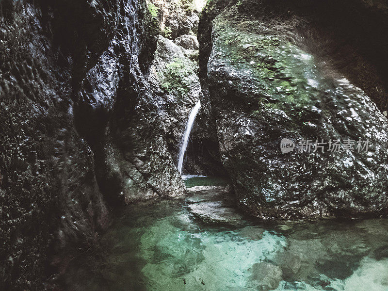 瀑布从峡谷的岩石上落下