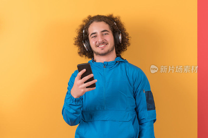微笑的男人用智能手机进行视频通话的肖像。