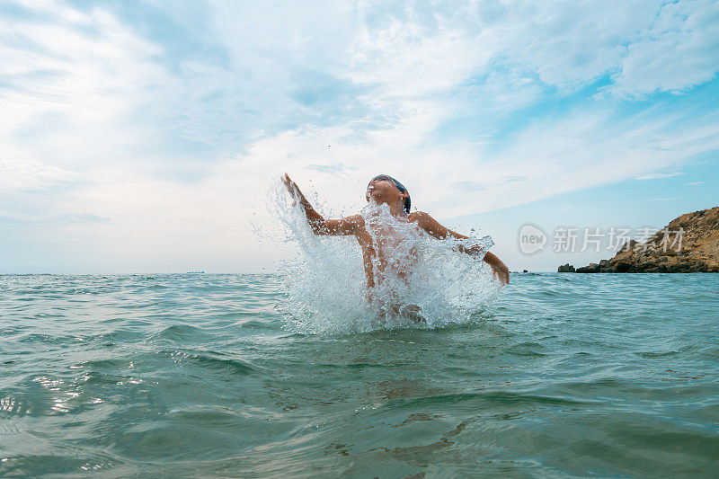 男孩夏天的乐趣在海上