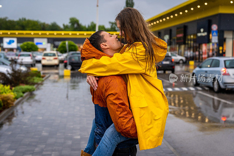 雨中的浪漫约会