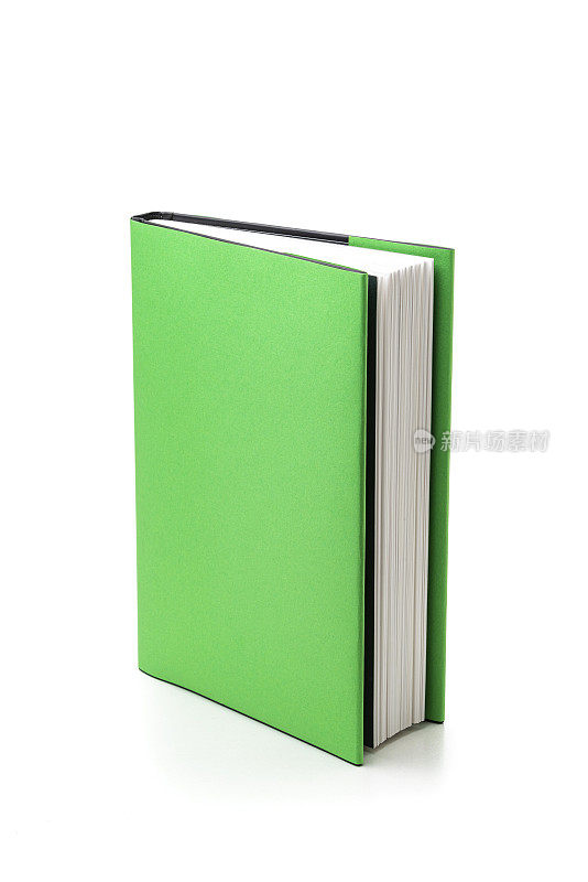绿皮书孤立在白色的背景。本空间