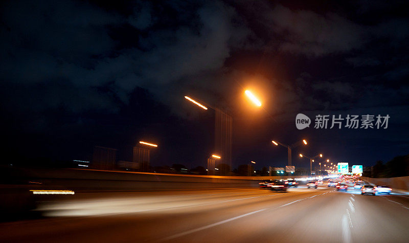 佛罗里达高速公路上夜间交通超速