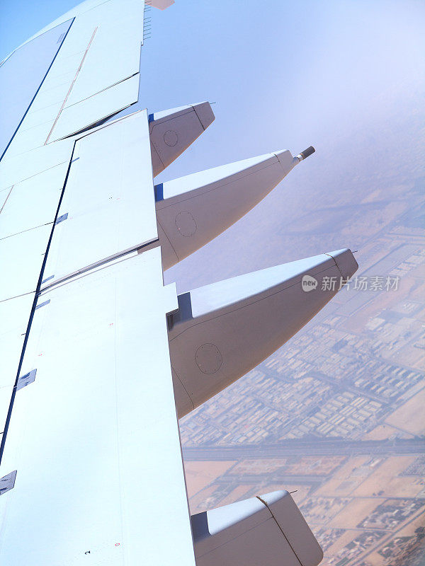 空中客车A380飞越阿联酋飞往迪拜