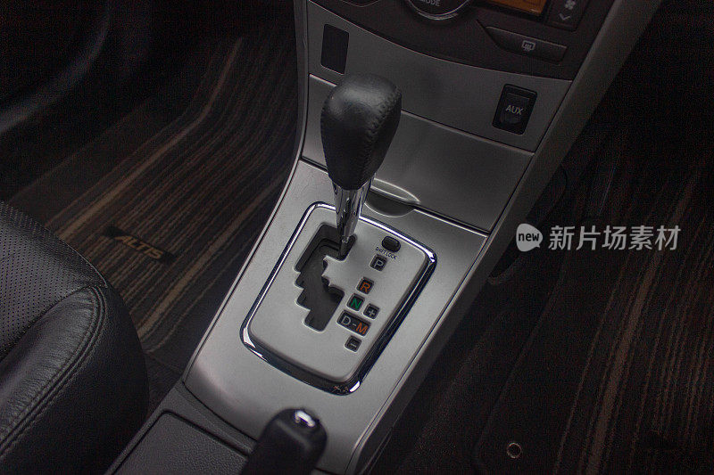 汽车内部的自动变速器换挡器。特写现代汽车齿轮筛手动换档。