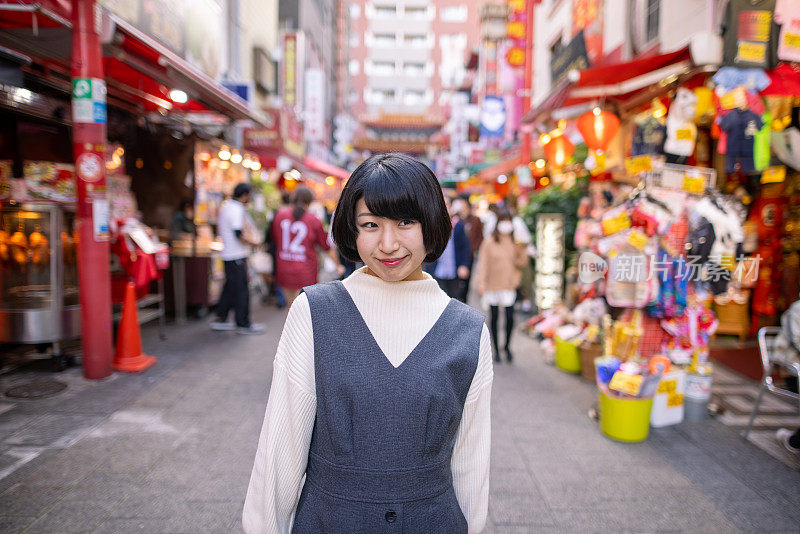 在日本神户参观唐人街的年轻女子