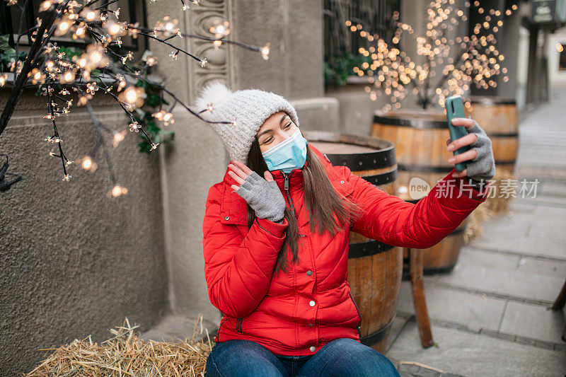 年轻的白人女人在用智能手机