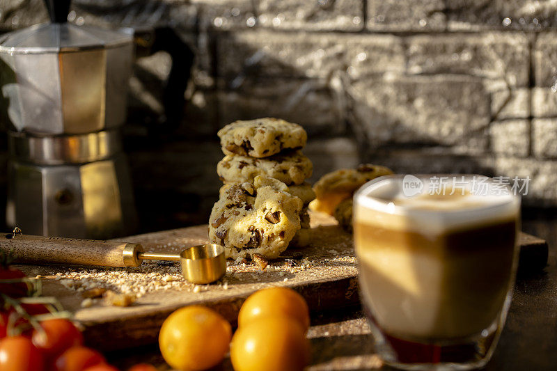 放松时间:自制饼干、水果和拿铁咖啡