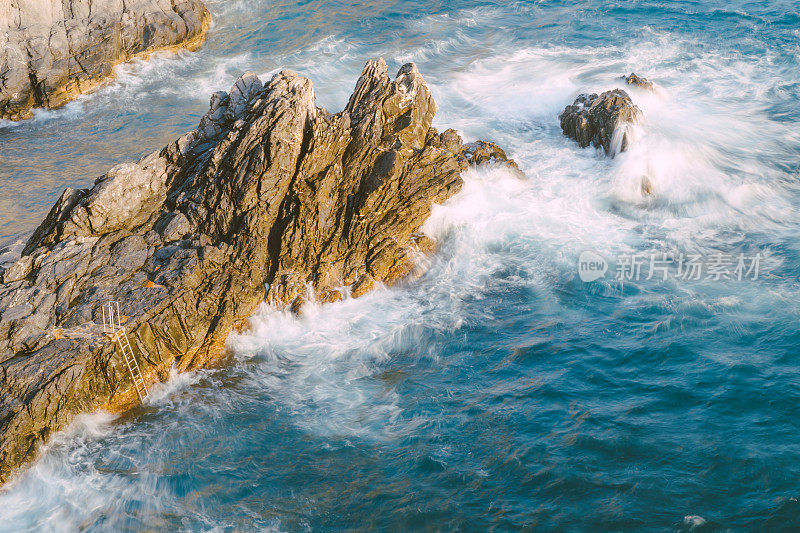 意大利海滩上海浪很大